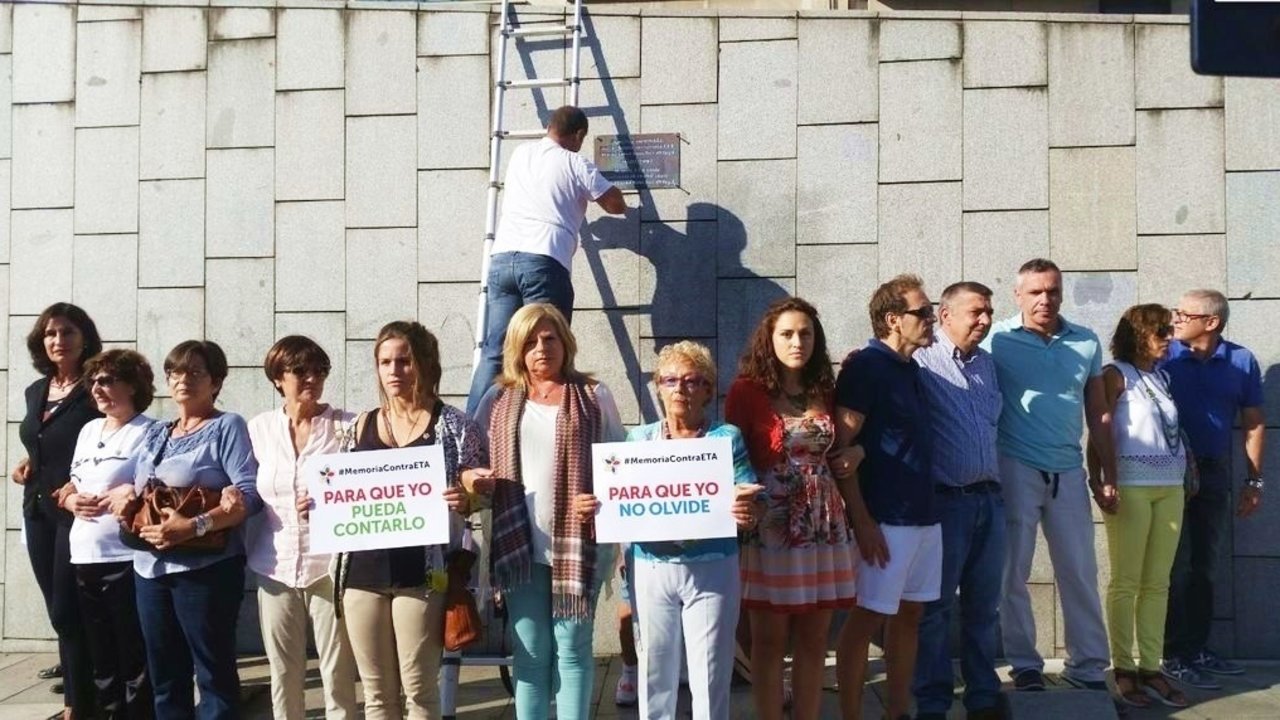 Miembros de Covite colocan en Bilbao una placa en recuerdo de un asesinado por ETA.
