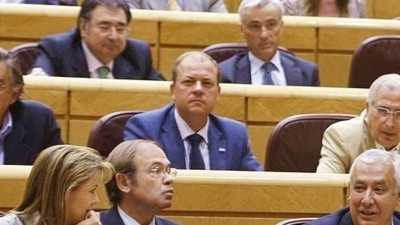 José Antonio Monago (en el centro), en su escaño en el Senado.