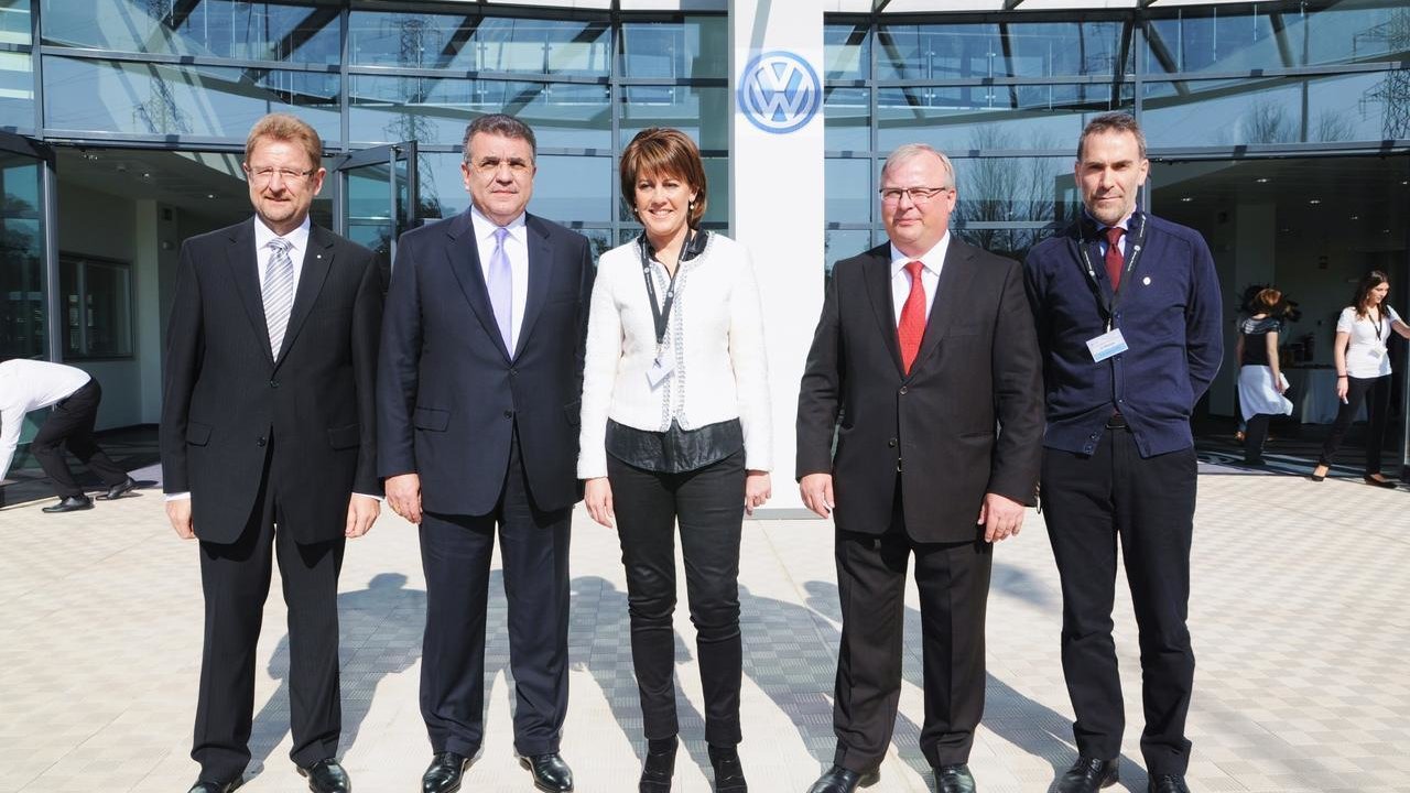 La presidenta de Navarra, Yolanda Barcina, en una visita a la fábrica de Volkswagen.