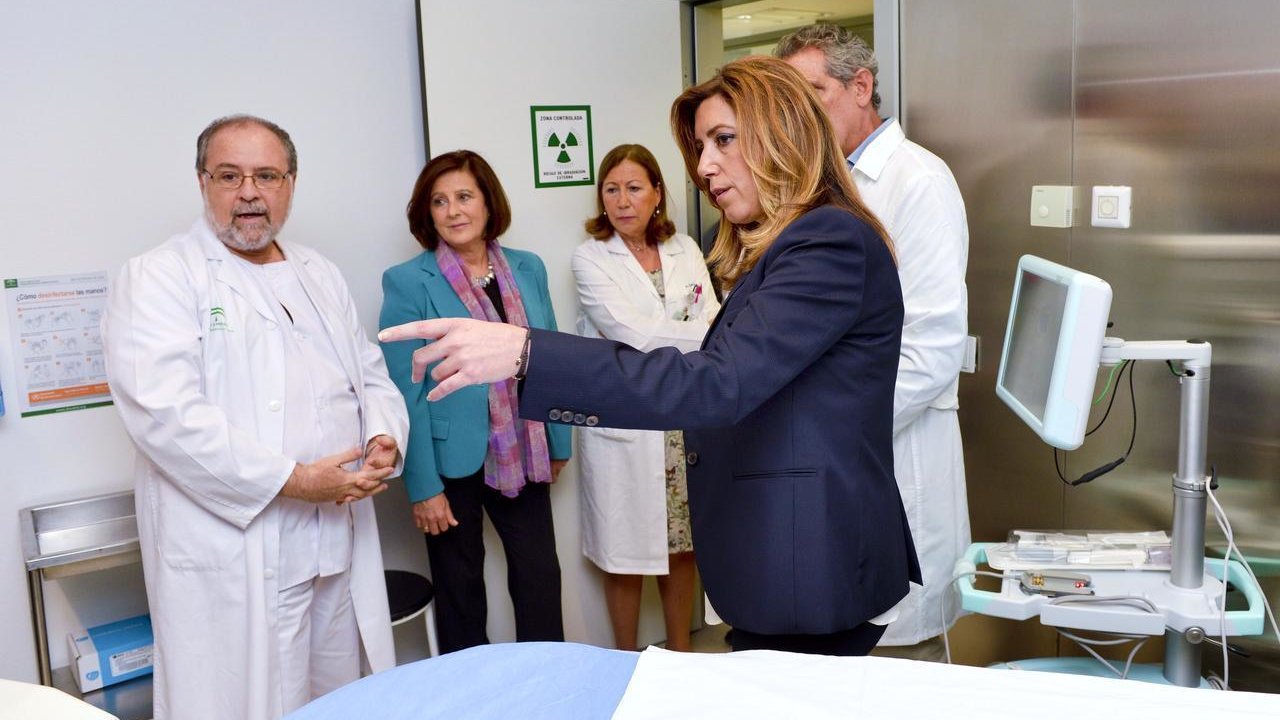 La presidenta de Andalucía, Susana Díaz, visita un hospital público.