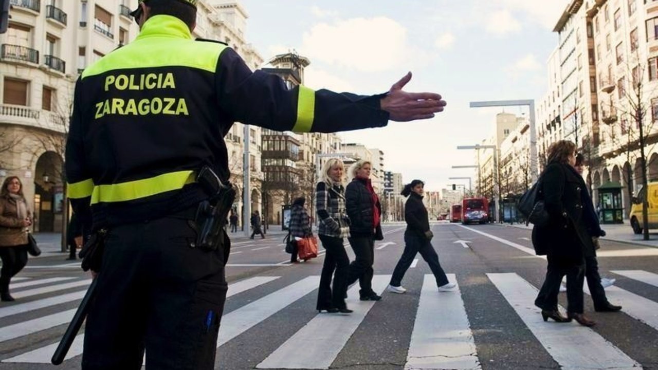 Un agente de la Policía Local en una calle de Zaragoza.