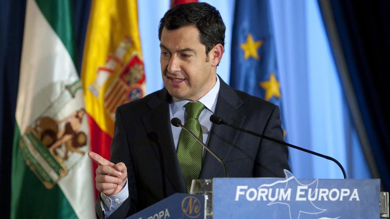 Juanma Moreno interviene en el Foro Nueva Economía, en Madrid.
