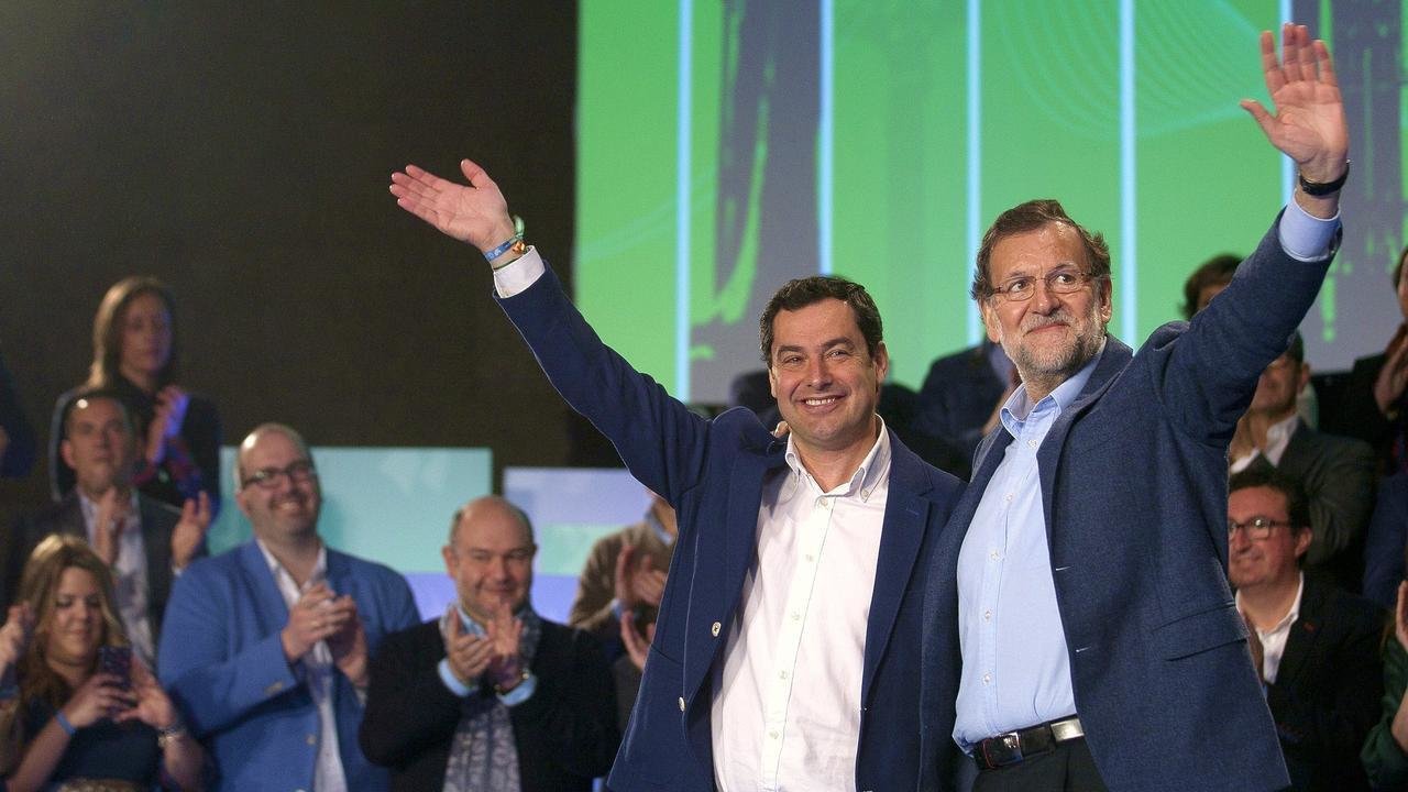 El candidato del PP en Andalucía, Juanma Moreno, en un mitin con Mariano Rajoy.
