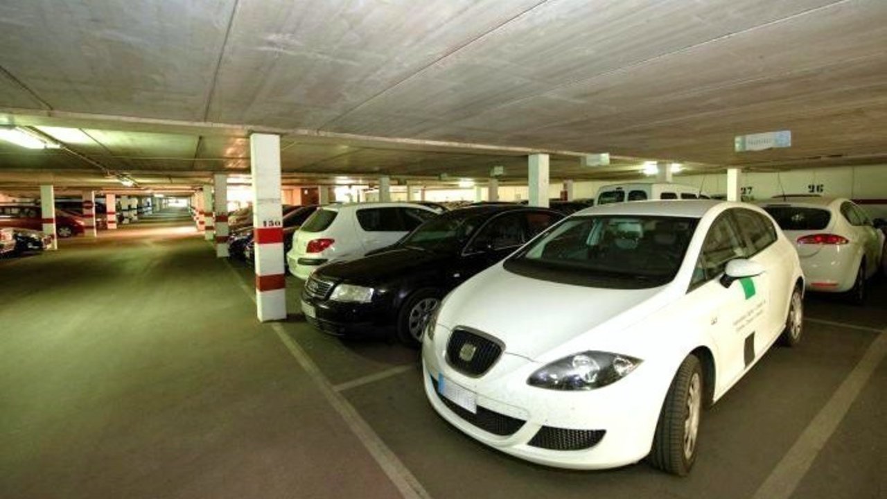 Coches oficiales de la Junta de Extremadura aparcados.