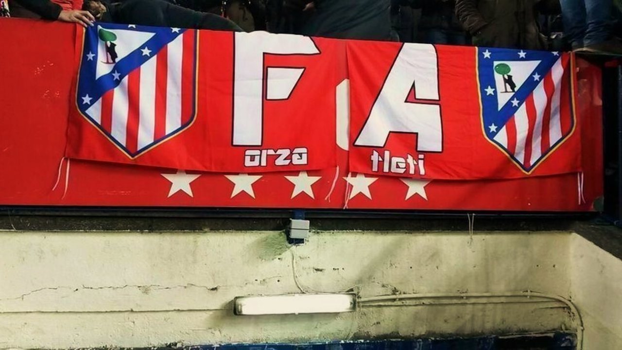 Pancarta "dividida" del Frente Atlético en el Vicente Calderón.