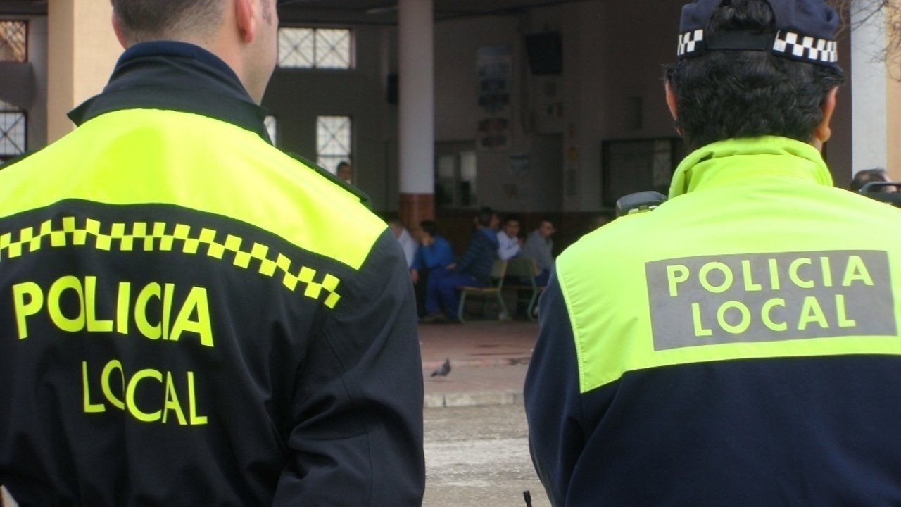 Imagen de dos policías locales.