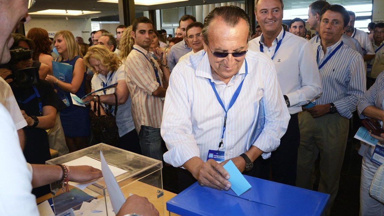 Carlos Fabra vota en un congreso del PP por delante de Alberto Fabra.