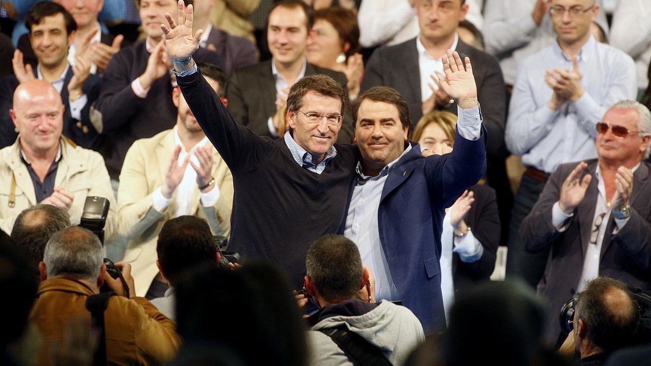 Alberto Núñez Feijóo y Carlos Negreira en un mitín del PP en La Coruña