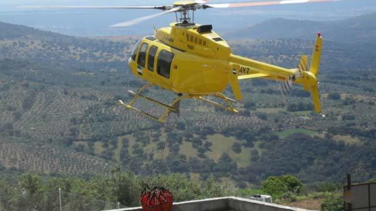 Helicóptero contra incendios trabajando contra el fuego en los bosques de Extremadura