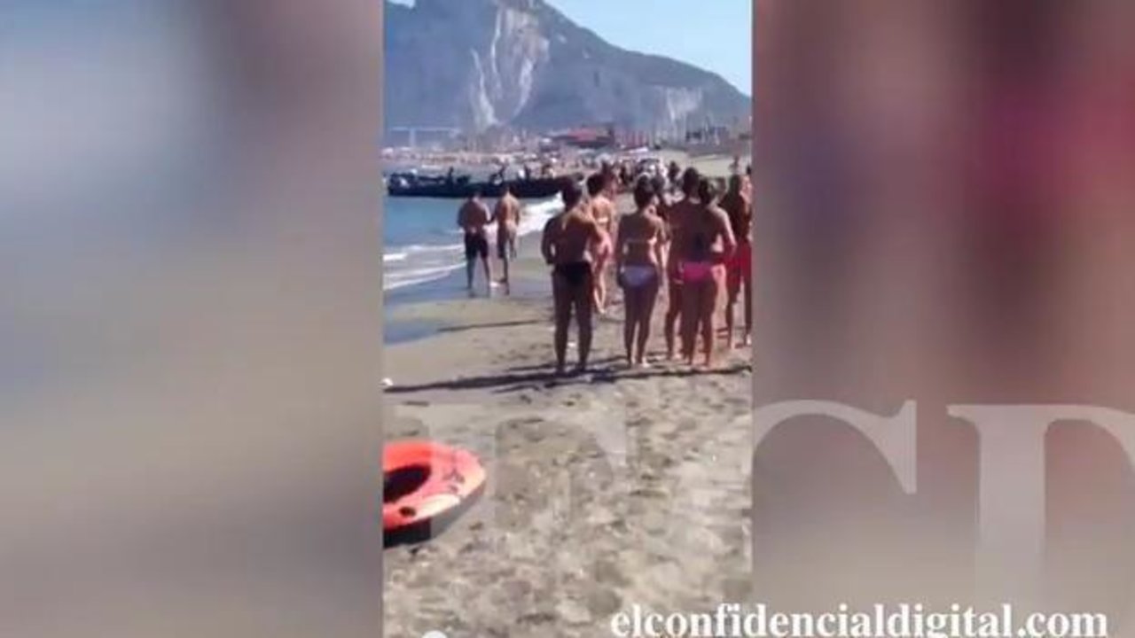 Los bañistas de la playa de El Burgo graban el instante en que llega una embarcación con droga a plena luz del día
