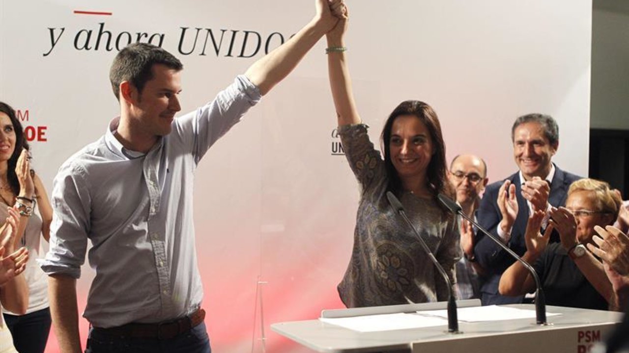 Sara Hernández junto a su rival Juan Segovia en el congreso extraordinario del PSM