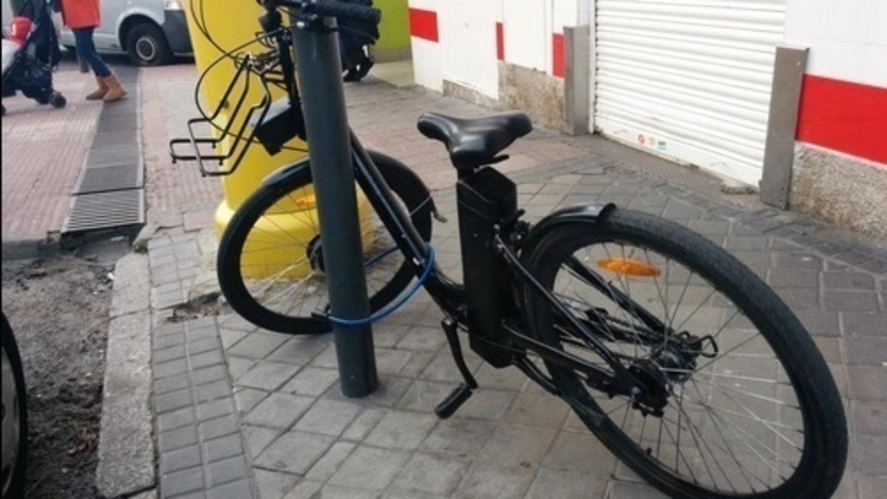 Una bicicleta de BiciMAD robada y pintada. (Fotografía: Bicicletas Wobybi)