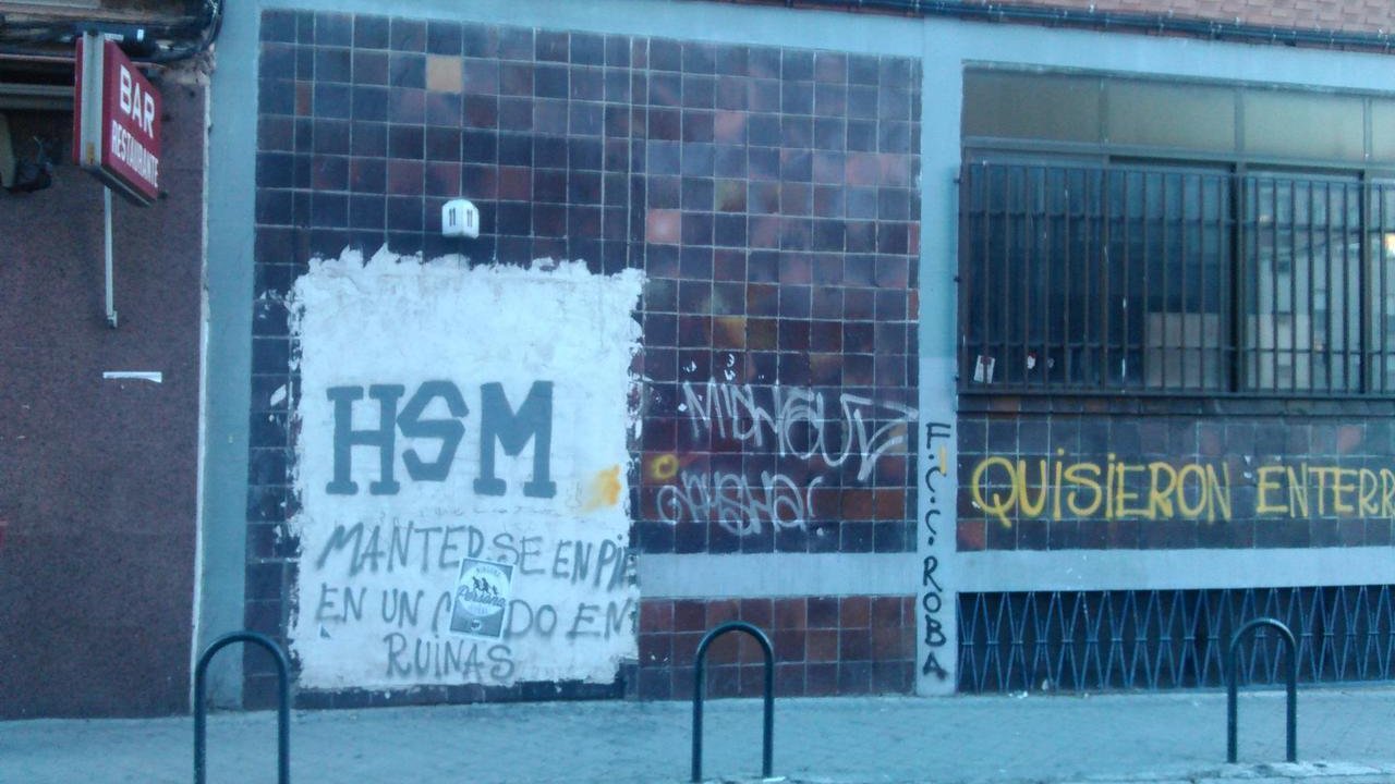 Pintadas del edificio que fue ocupado por neonazis en Madrid