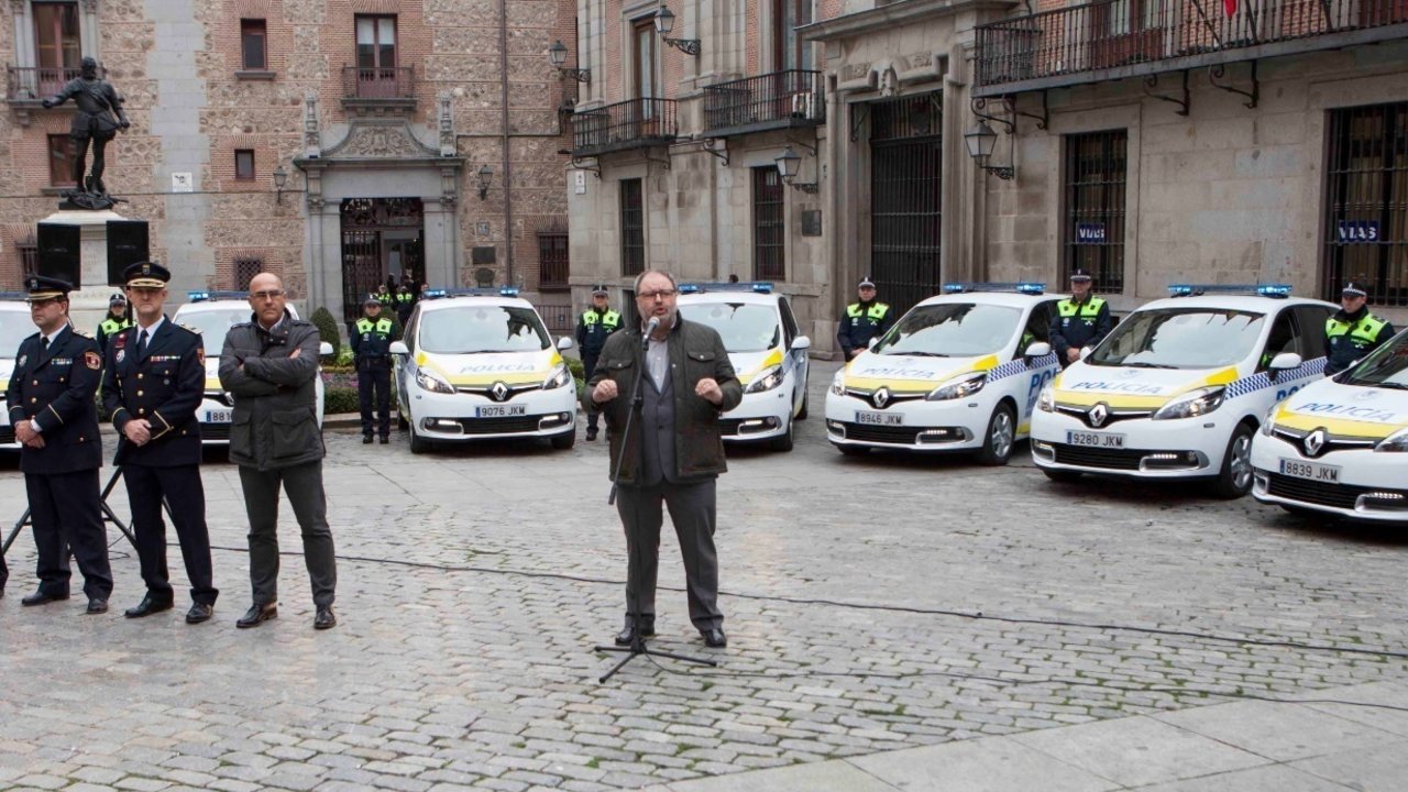 El concejal de Seguridad presenta nuevos vehículos de la Policía Municipal.