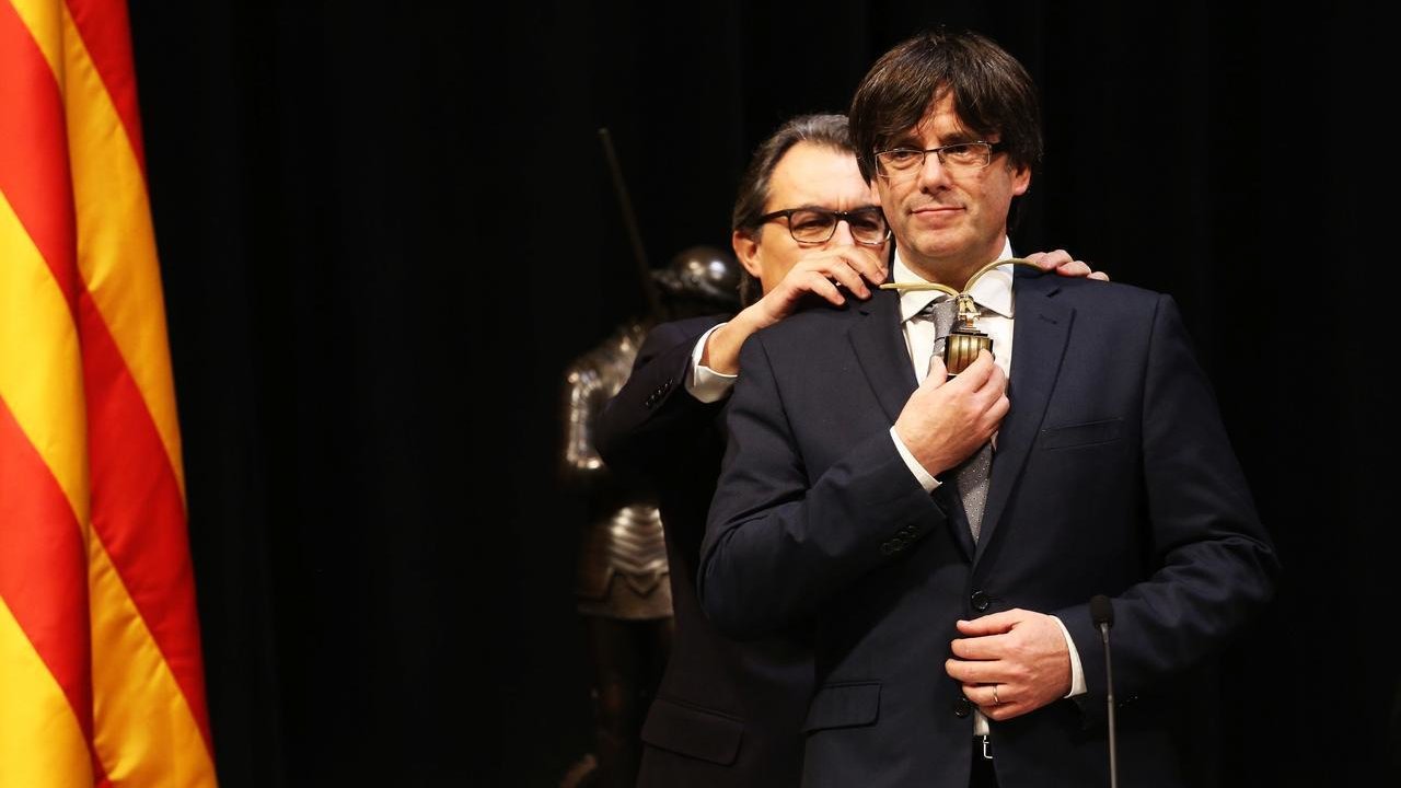 Artur Mas impone la medalla de la Generalitat a Carles Puigdemont.