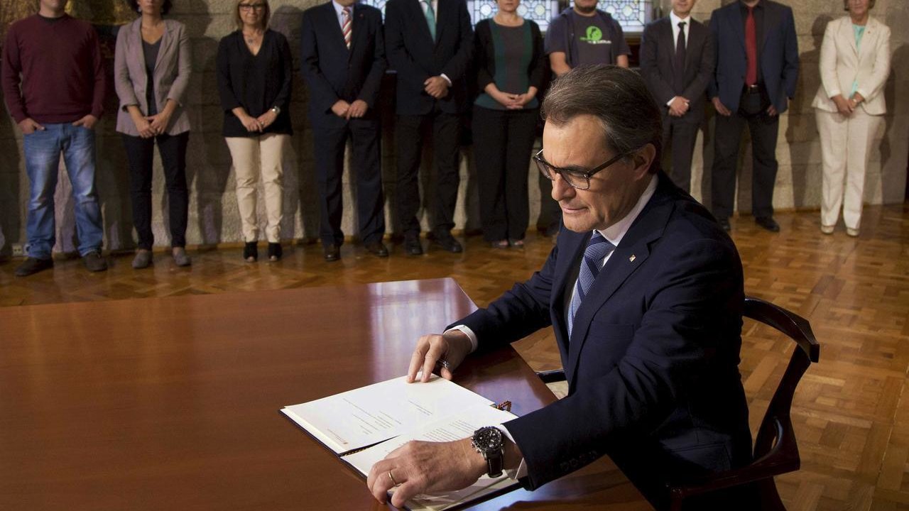 Artur Mas firma un decreto.