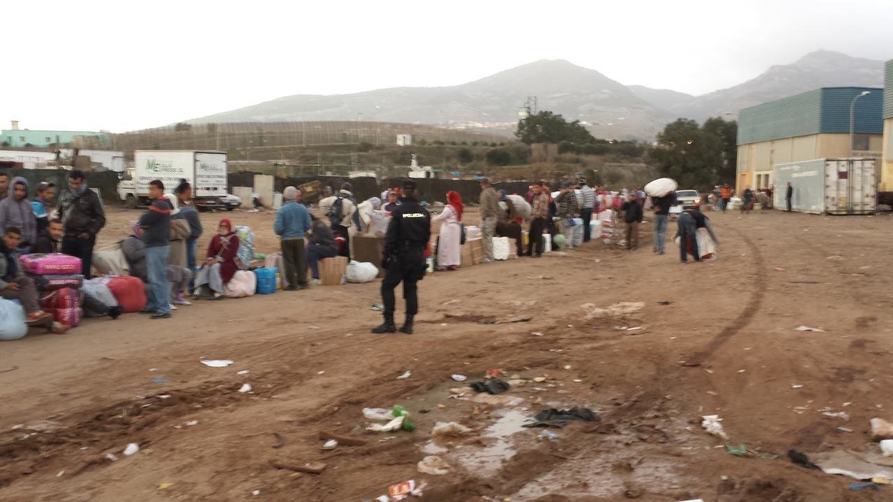 Frontera de Beni Enzar, en Melilla, llena de desperdicios.