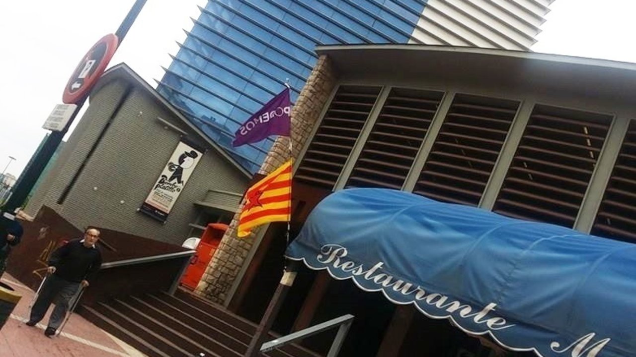 Bandera nacionalista aragonesa en la asamblea de Podemos Zaragoza.
