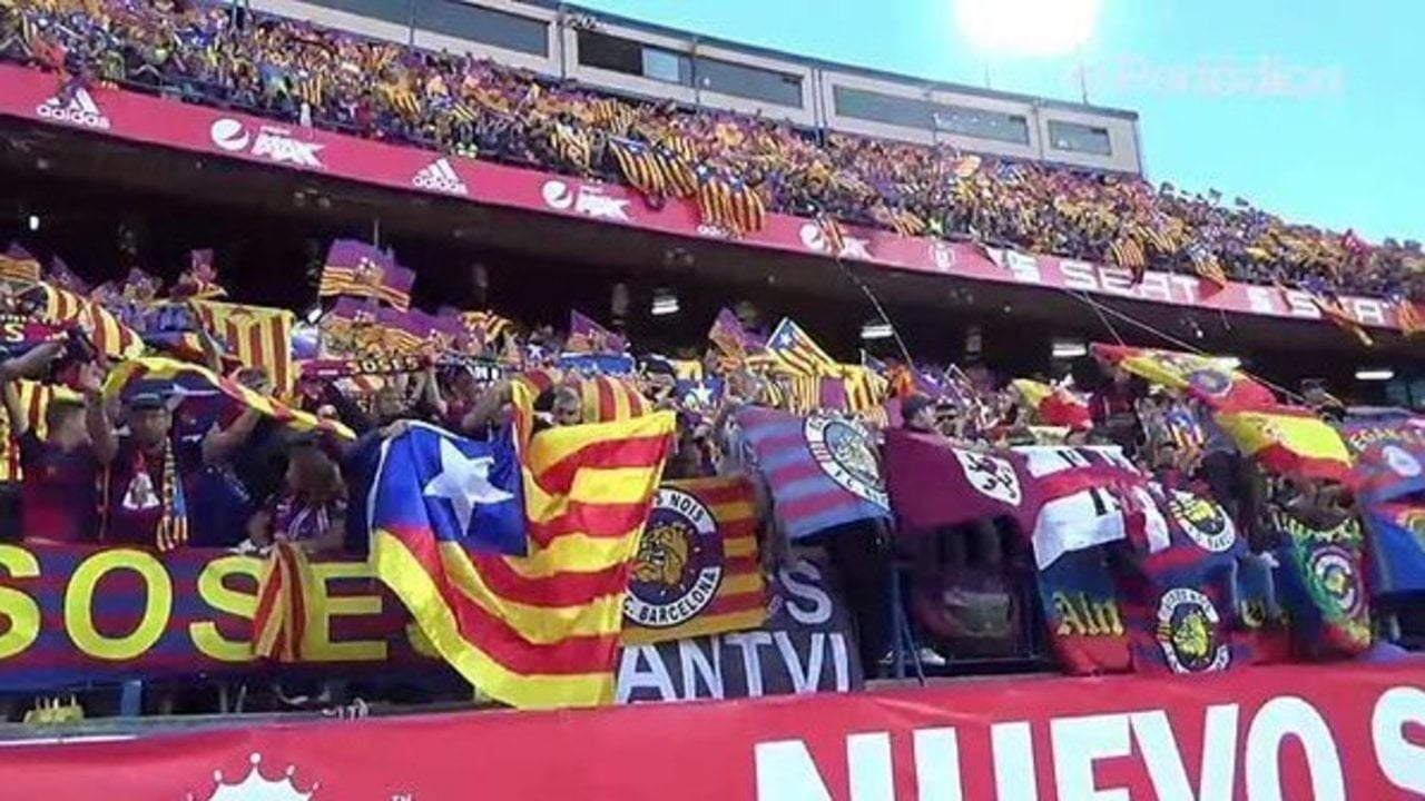 A la derecha, banderas de España en la zona ocupada por los Boixos Nois.
