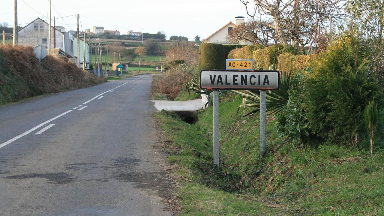 Cartel de Valencia, una parroquia de La Coruña llamada Valenza en gallego.