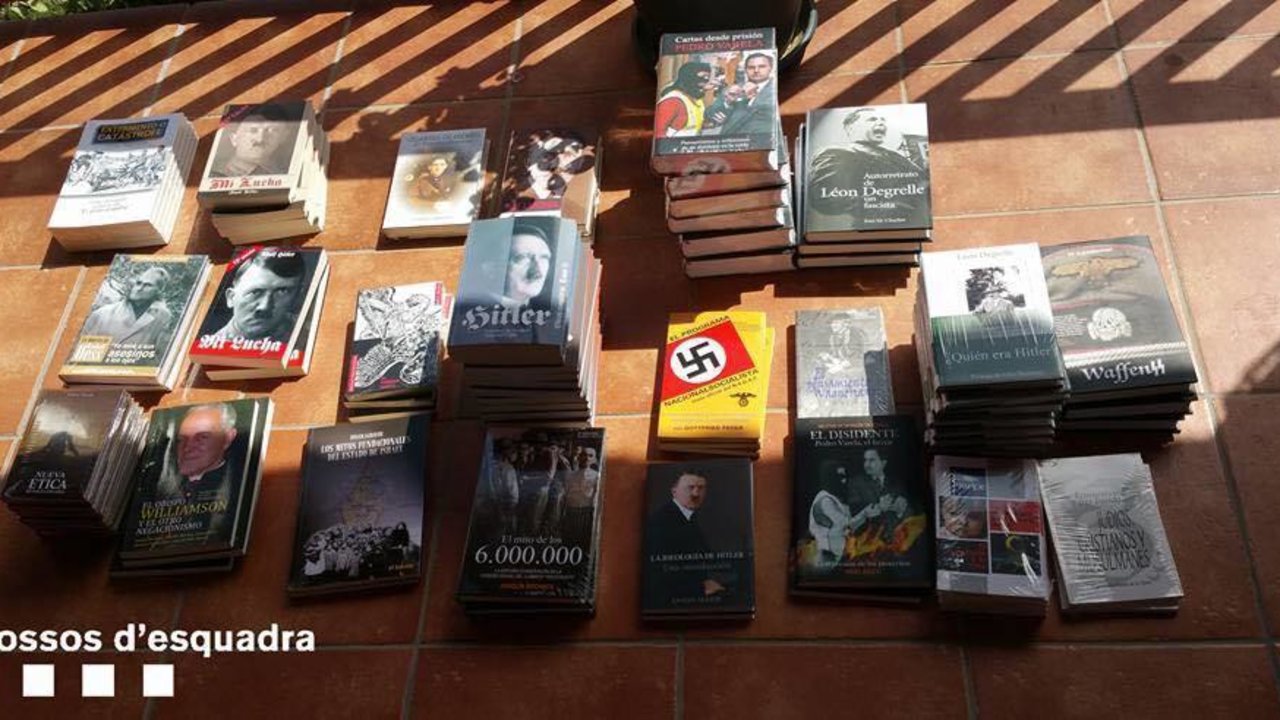Libros de la Librería Europa intervenidos por los Mossos.