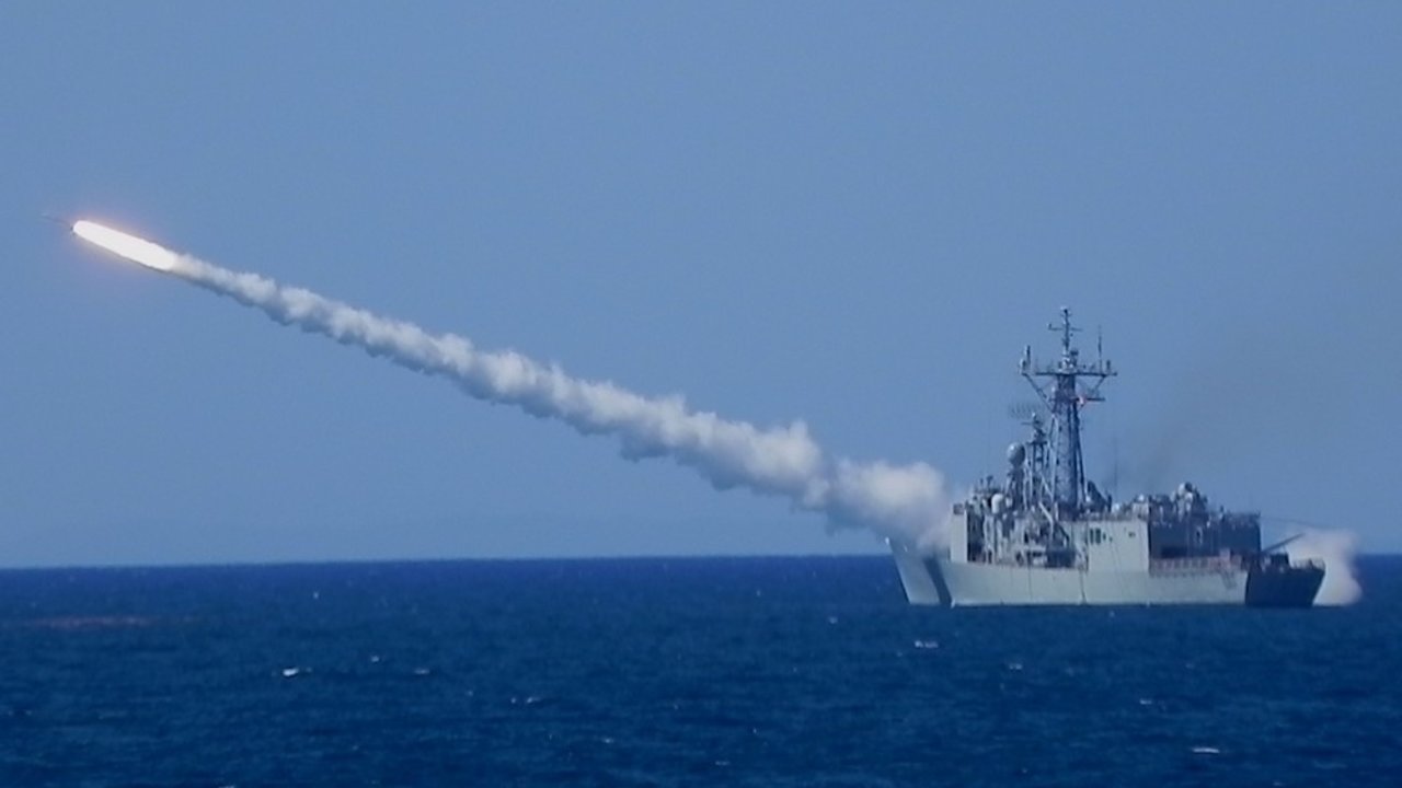 Un buque de la Armada dispara un misil antiaéreo durante unas maniobras en el Golfo de Cádiz.