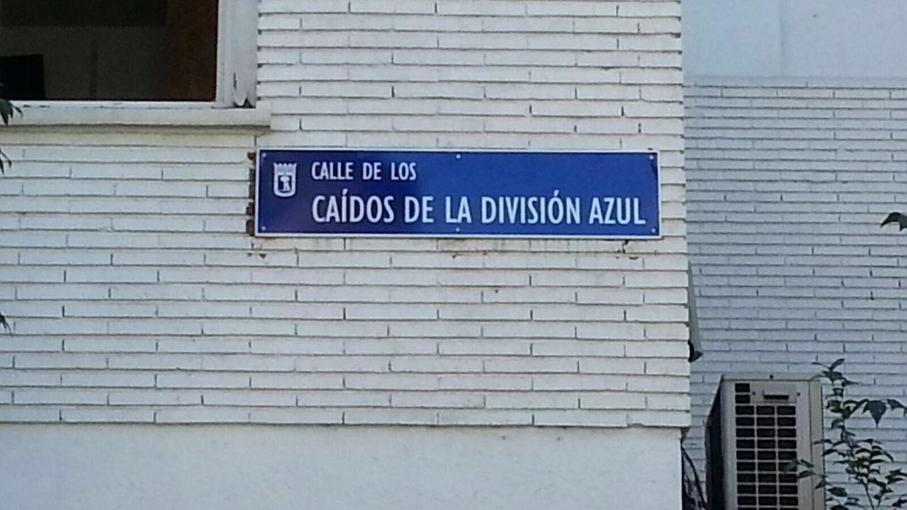 Nuevas placas colocadas en la calle de los Caídos de la División Azul (Madrid).