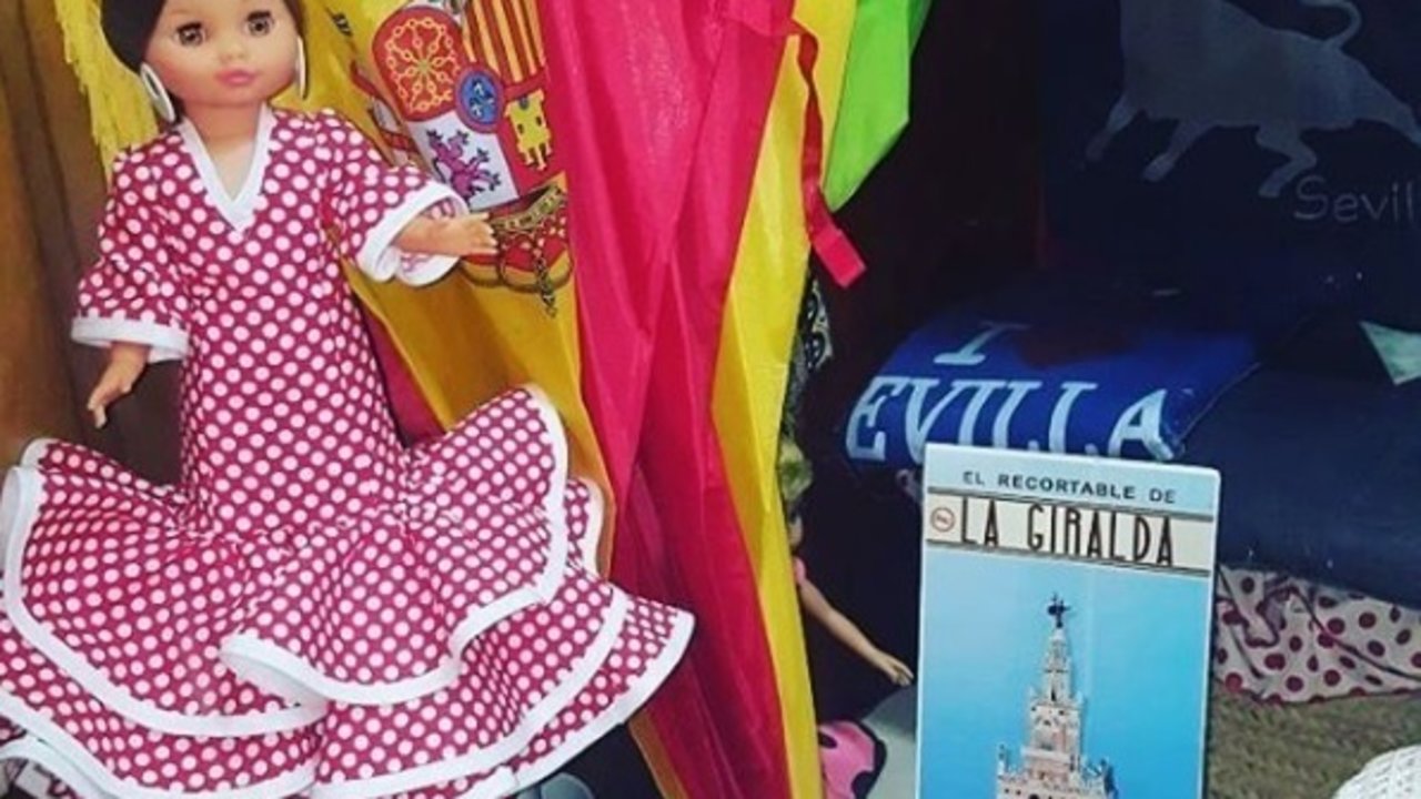 El paraguas de Cristina Cifuentes en una tienda de recuerdos de Sevilla.