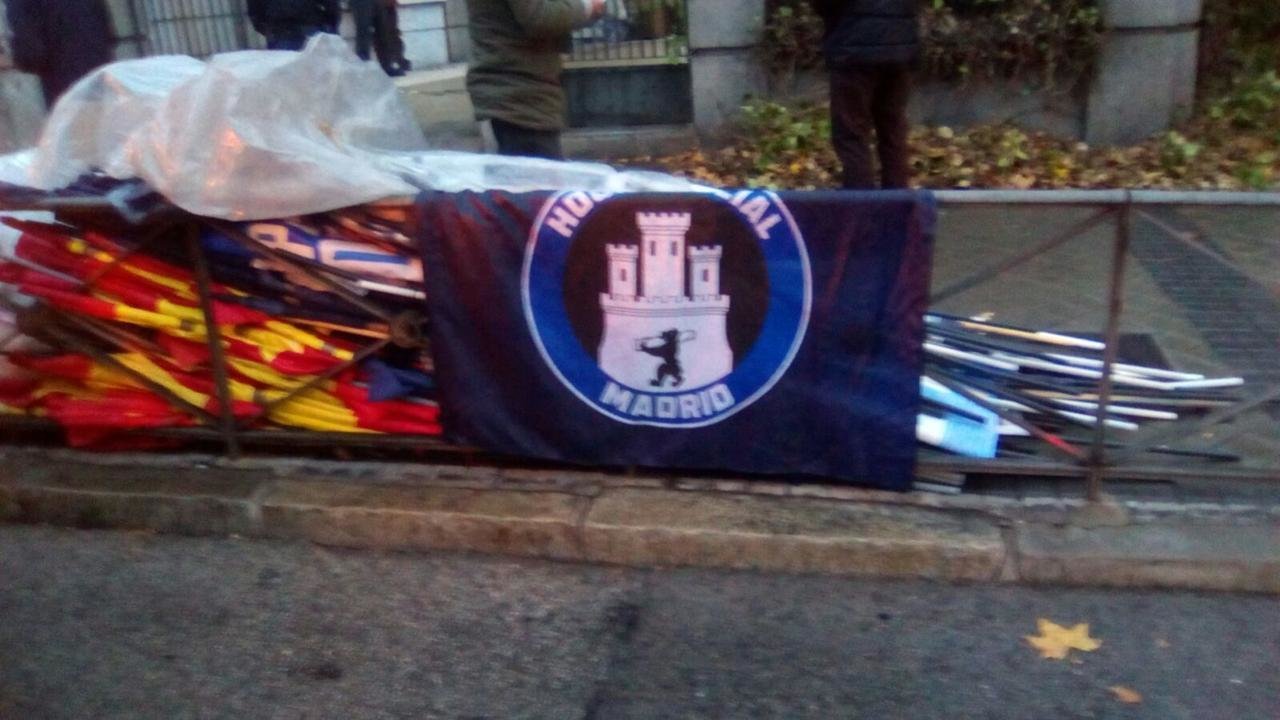 Banderas del Hogar Social Madrid, apiladas en la calle.
