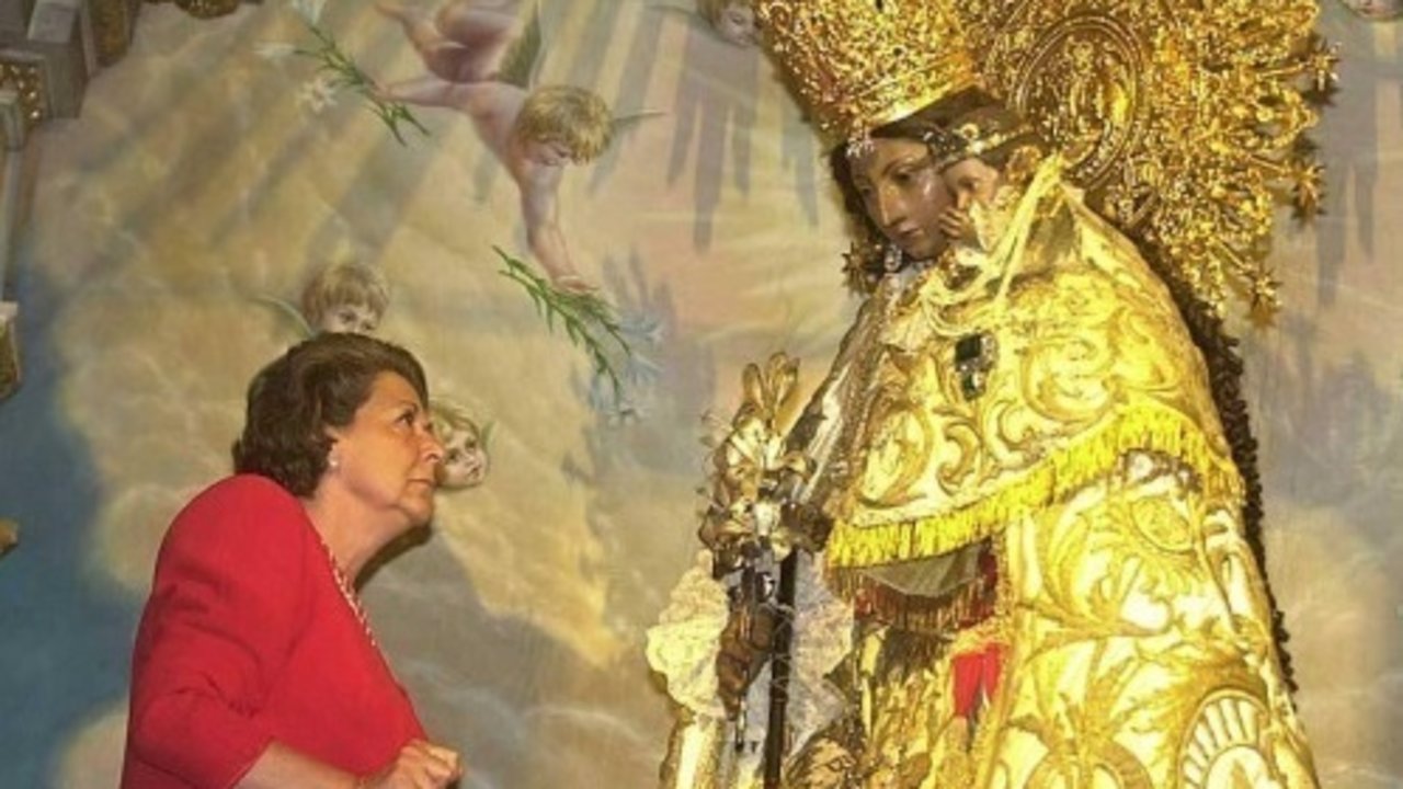 Rita Barberá, en una visita a la Virgen de los Desamparados.