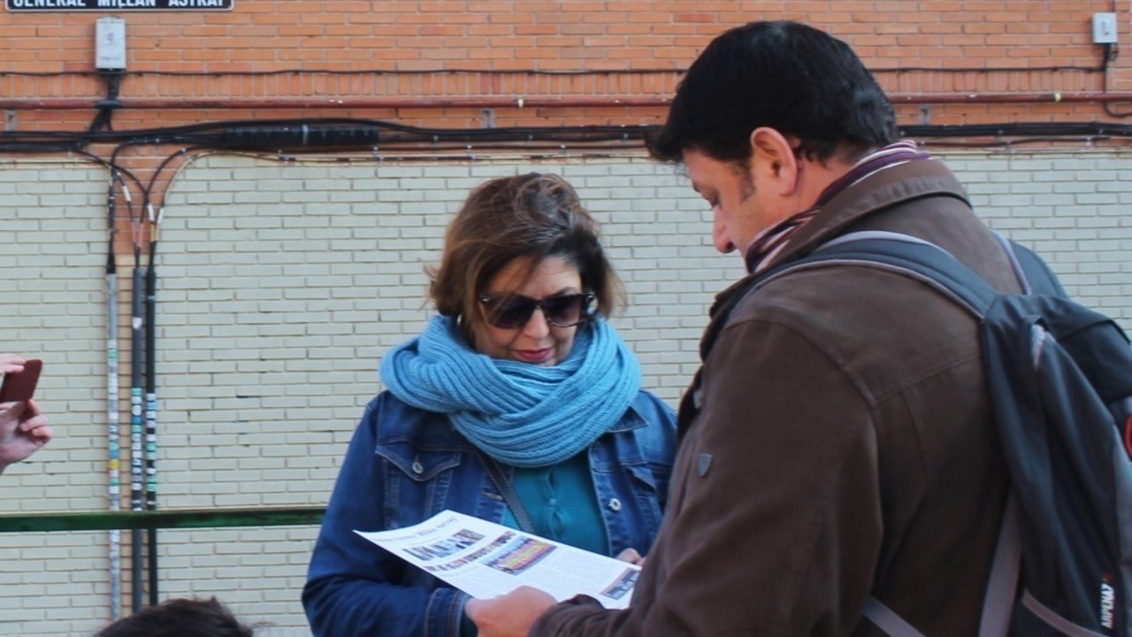 Recogida de firmas en la calle General Millán Astray de Madrid