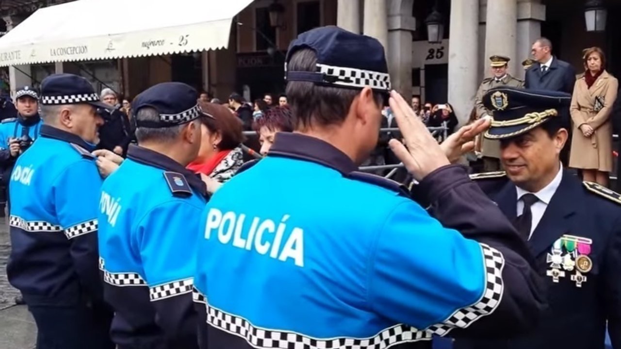 Agentes de la Policía Local de Segovia, en un acto con la alcaldesa Clara Luquero.