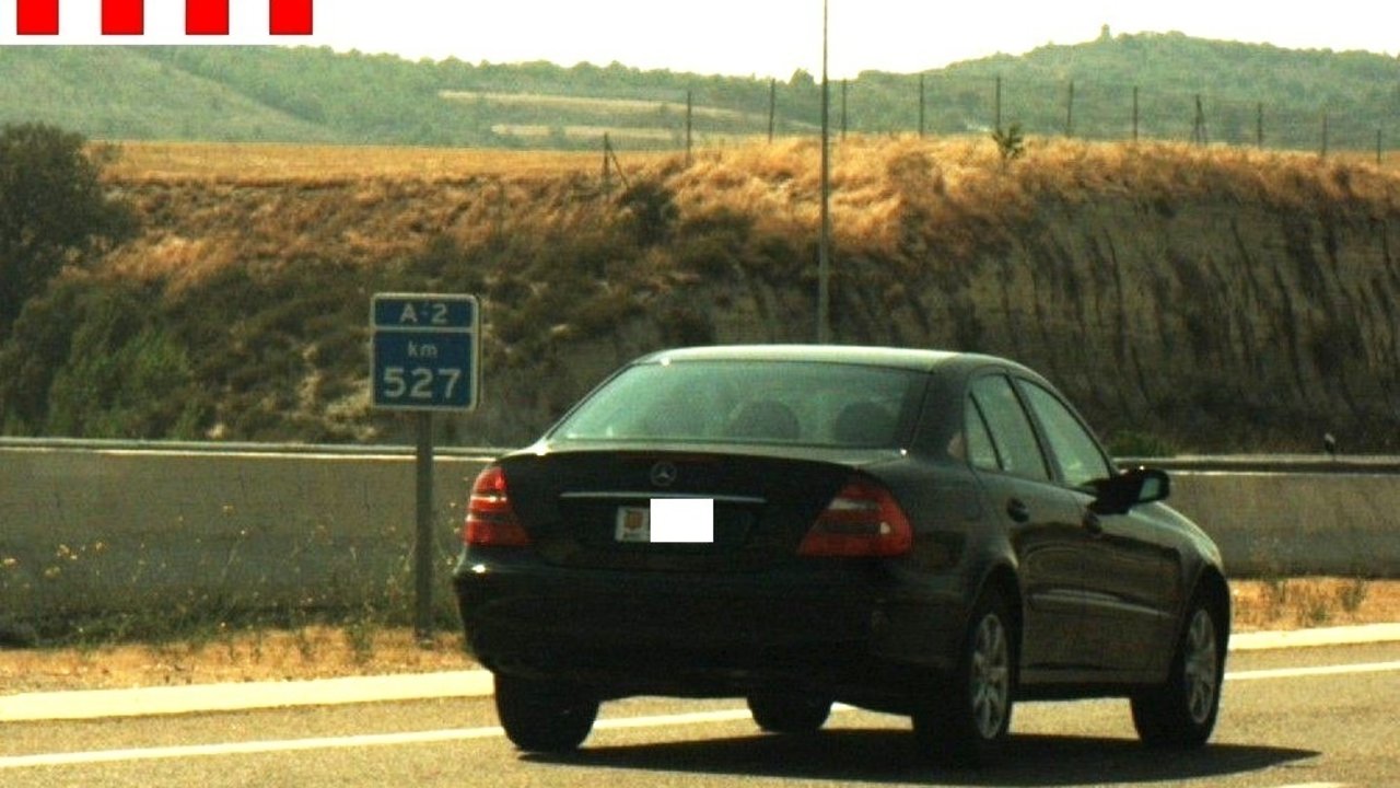 Fotografía de un radar de Cataluña a un coche que sobrepasaba el límite de velocidad.