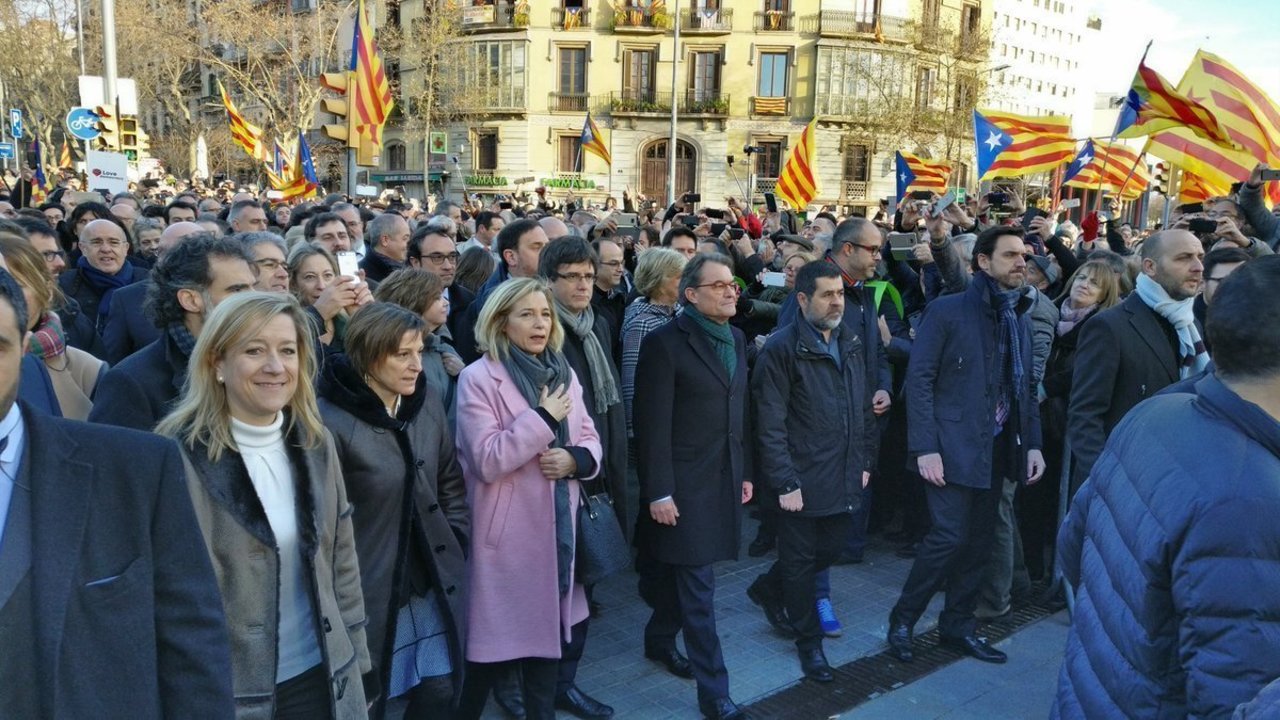 Artur Mas, Joana Ortega e Irene Rigau se dirigen a declarar ante el TSJC por las calles de Barcelona.