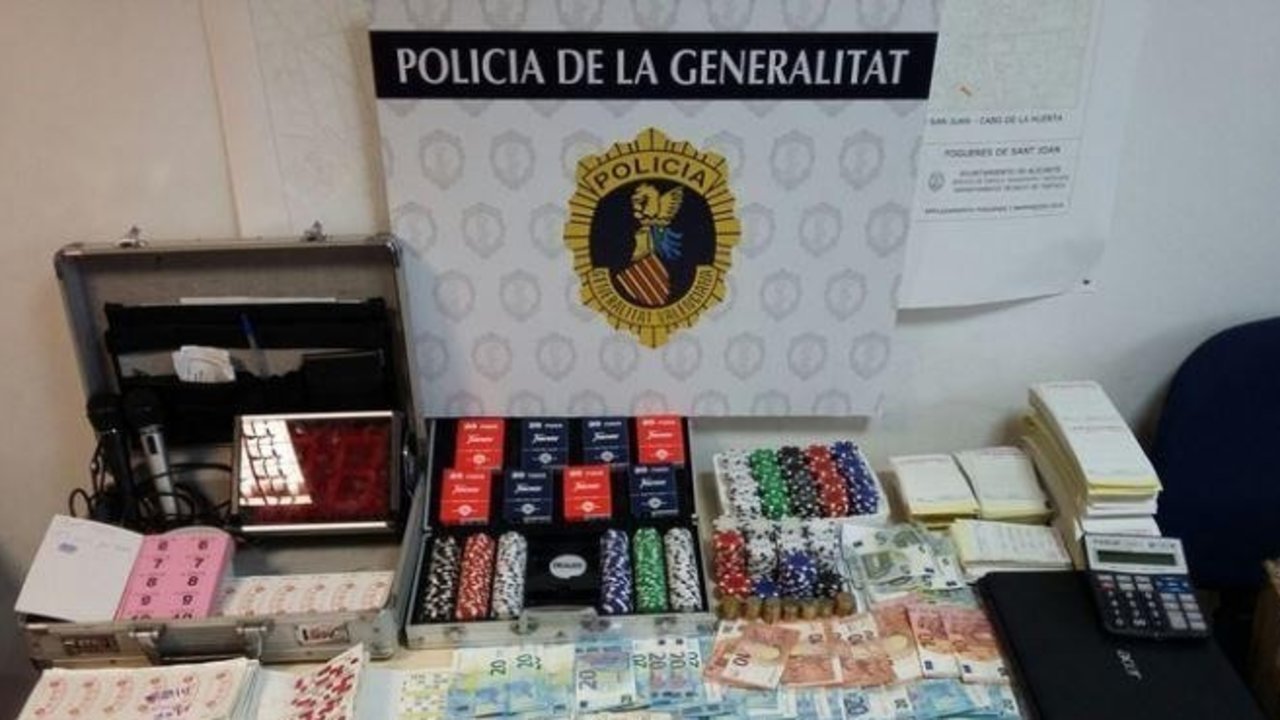 Elementos de juego ilegal incautado en Alicante por la Policía.
