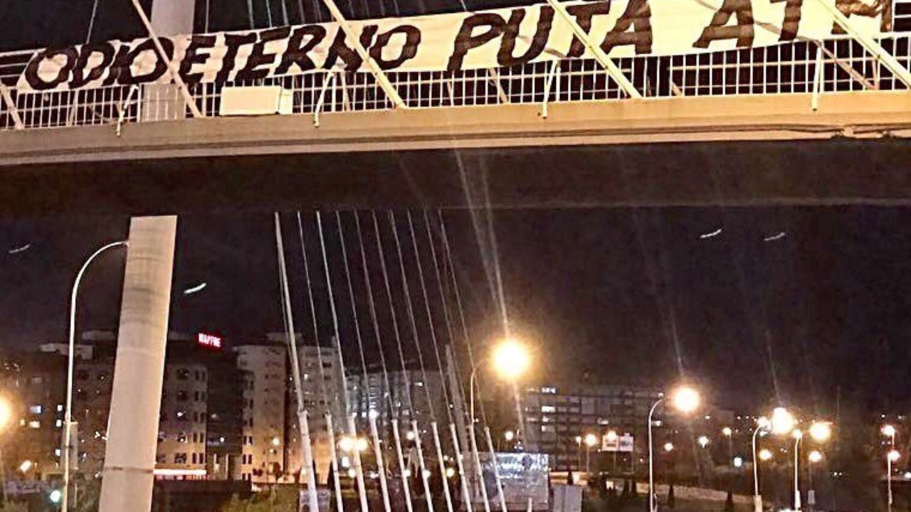 Pancarta en La Coruña contra el Atlético de Madrid.