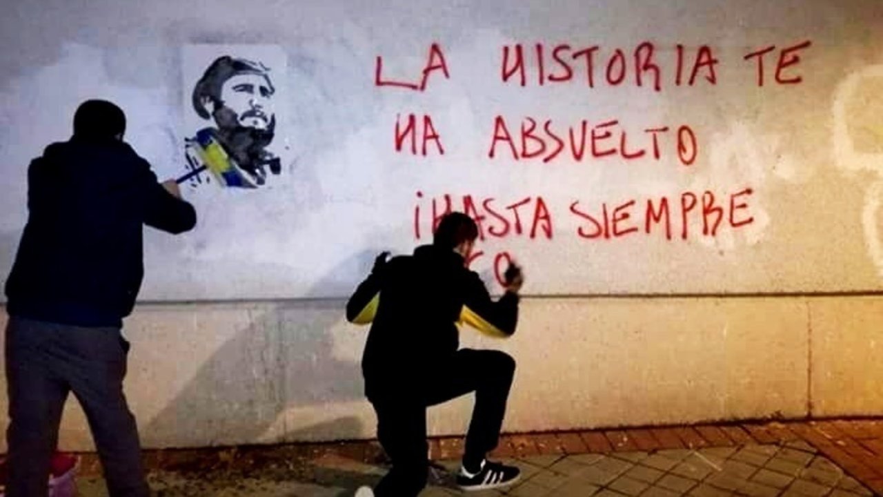 Militantes de Yesca pintan mensajes de homenaje a Fidel Castro.