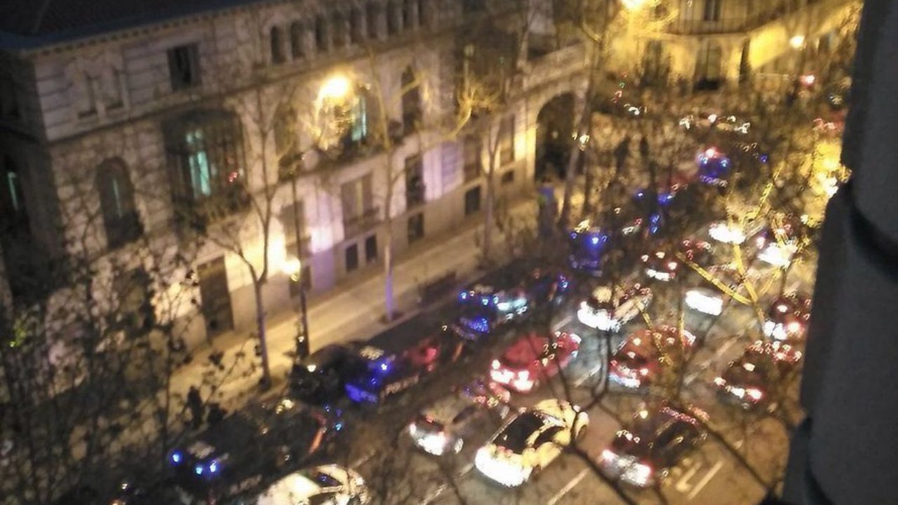 La Policía desaloja al Hogar Social Madrid de la calle Velázquez.