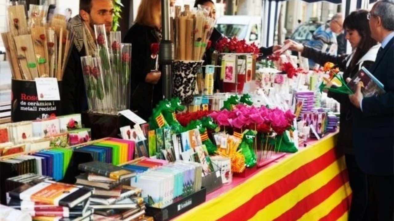 Puesto con libros y rosas de Sant Jordi en Barcelona.