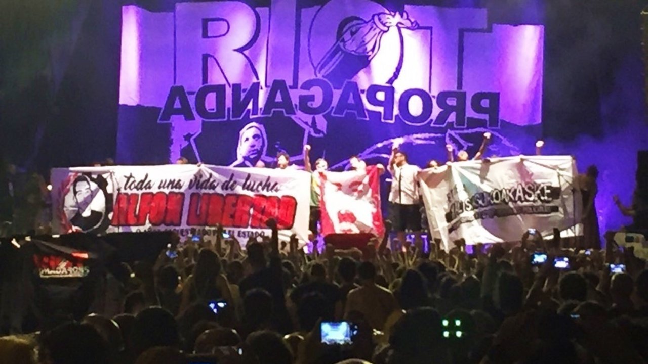 Pancartas en el concierto de Riot Propaganda, en las fiestas de Puente de Vallecas.