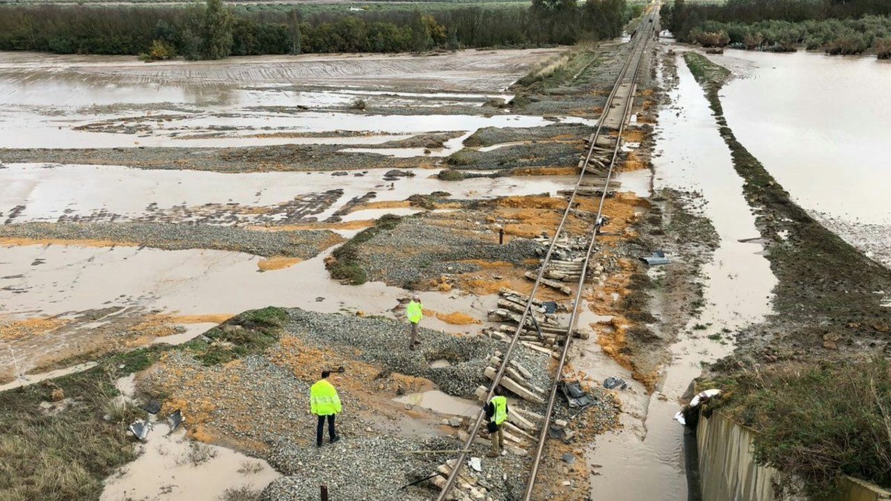 Inundación de la vía de tren Sevilla-Málaga en Arahal.