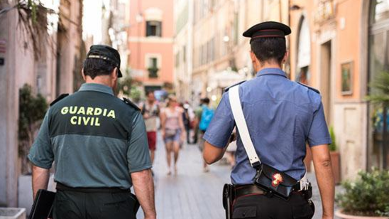 Un Carabinieri con un Guardia Civil en Baleares