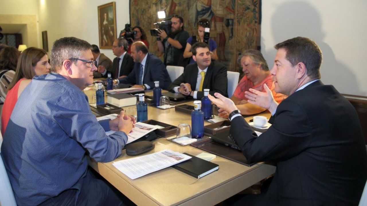 Miembros de la Plataforma de la Ley de Dependencia de Castilla-La Mancha, durante una reunión con Emiliano García-Page