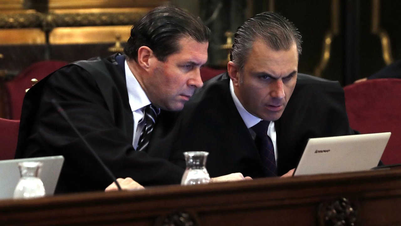 Pedro Fernández y Javier Ortega Smith, durante el juicio del 1-O.