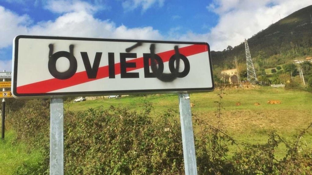 Cartel a la salida de Oviedo.