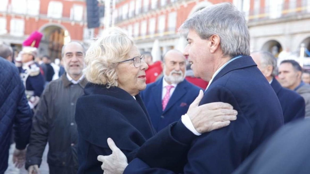Ángel Garrido saluda a Manuela Carmena en la Plaza Mayor de Madrid.