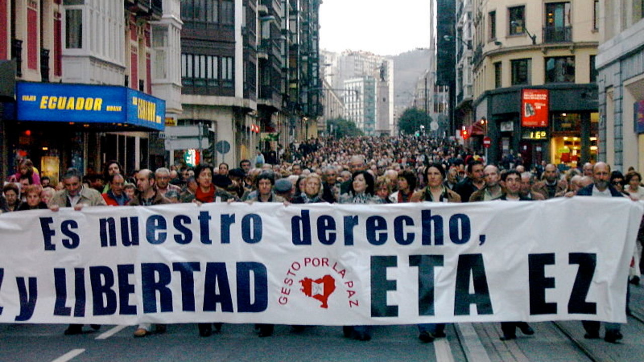 Manifestación contra ETA en la calle Buenos Aires de Bilbao (España)