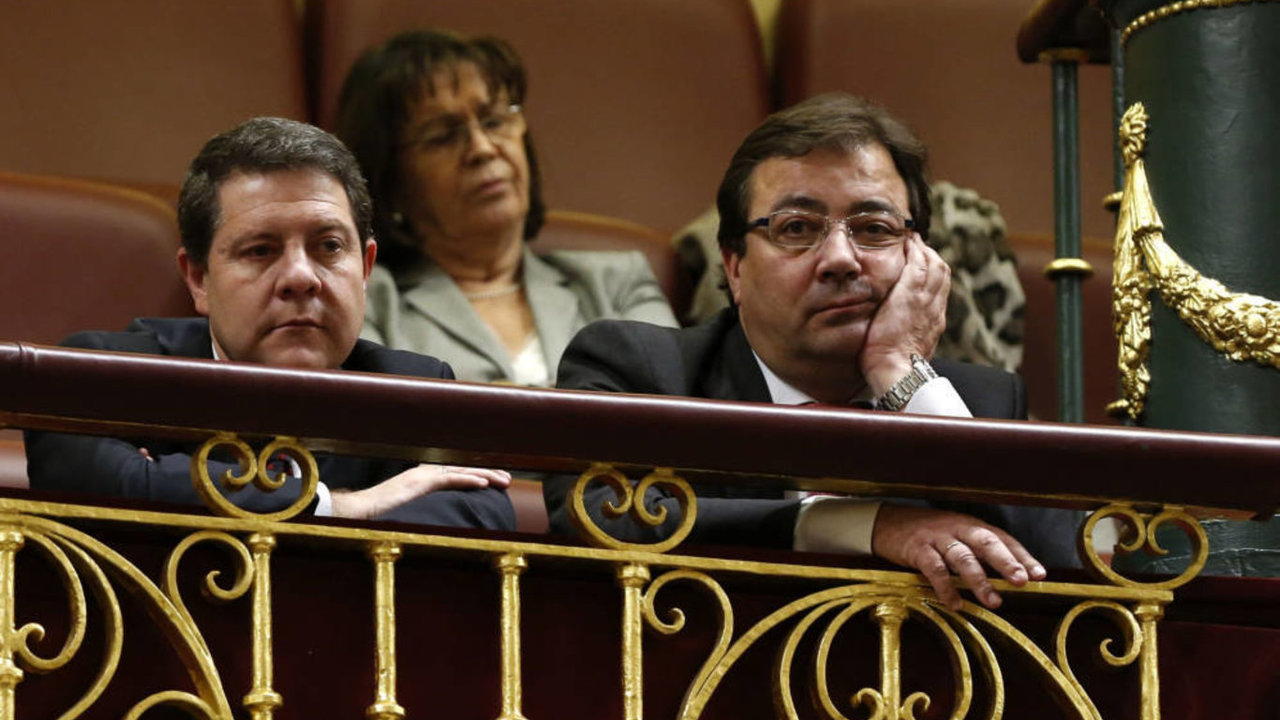 Emiliano García-Page y Guillermo Fernández Vara, en la tribuna de invitados del Congreso de los Diputados.