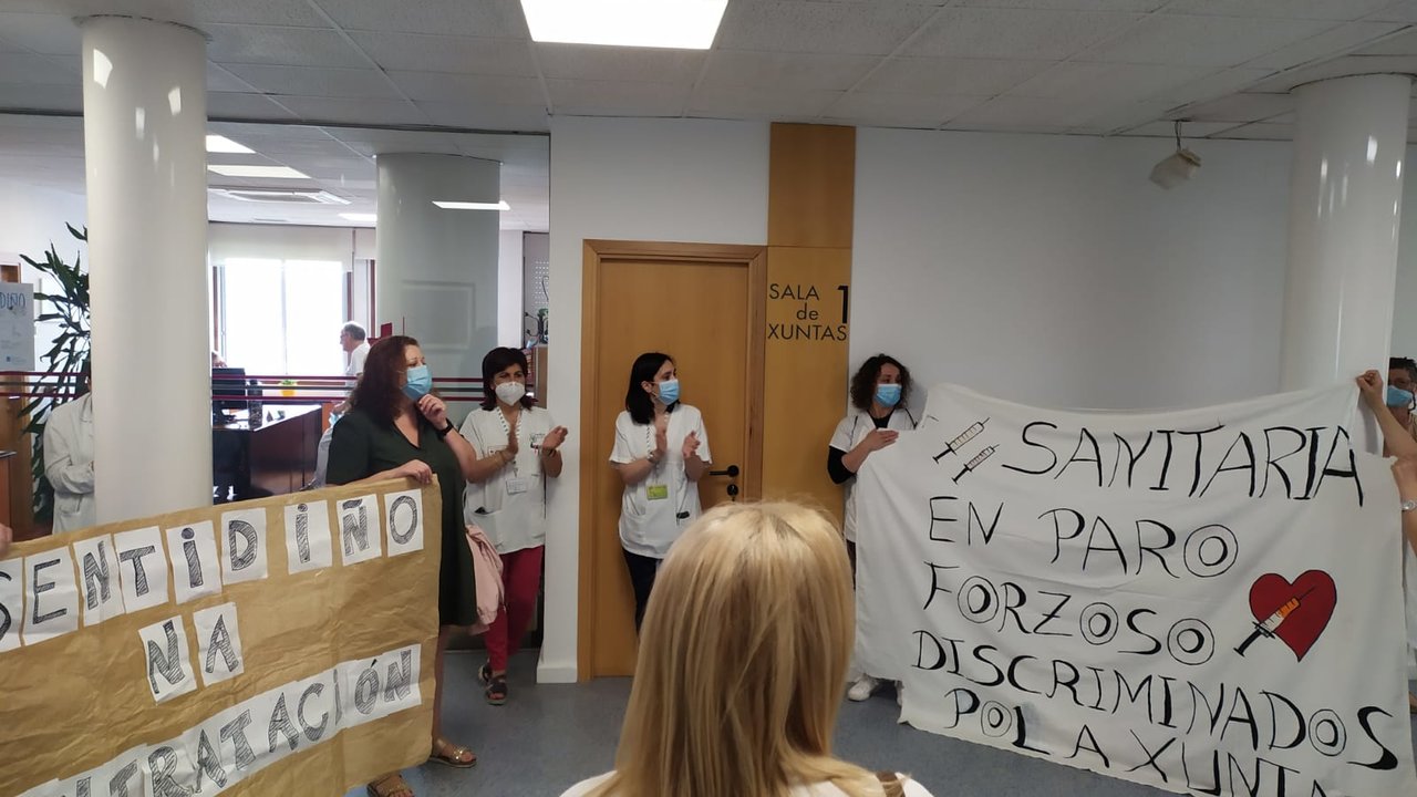 Concentración de sanitarios en un hospital de La Coruña