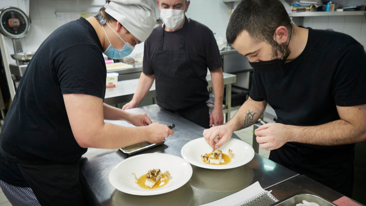 Varios trabajadores en la cocina del restaurante Rodero, ganador de una estrella Michelín, en Pamplona, Navarra (España), a 17 de diciembre de 2020